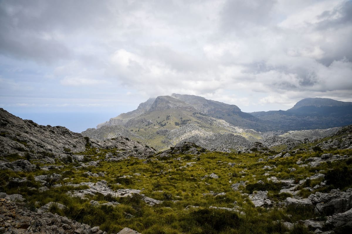 Où randonner aux Baléares : la Serra de Tramuntana et le Camí de Cavalls ?