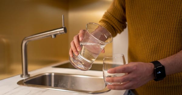 L'eau du robinet aux Baléares : goût, calcaire et ce que ça change pour ta peau