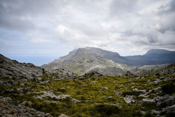 Où randonner aux Baléares : la Serra de Tramuntana et le Camí de Cavalls ?