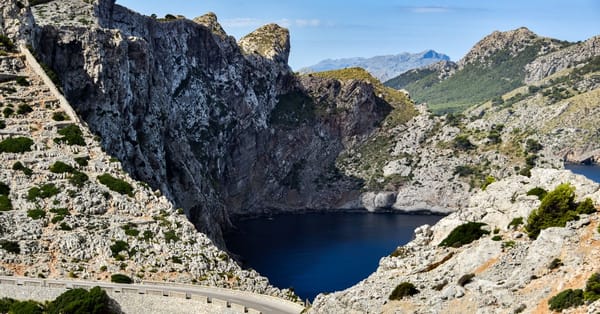 Voiture aux Baléares : permis, quotas d'Ibiza, ZBE de Palma, ferry et recharge