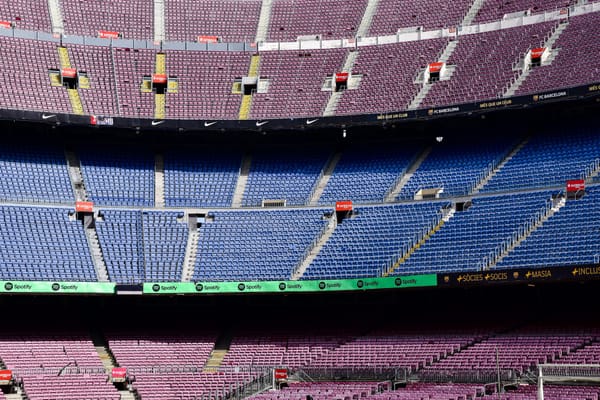 El Barça, líder pleno, visita a un Valencia en crisis